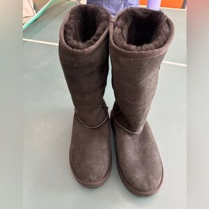 Ugg classic tall boots womens size 6- kids size 4; great condition